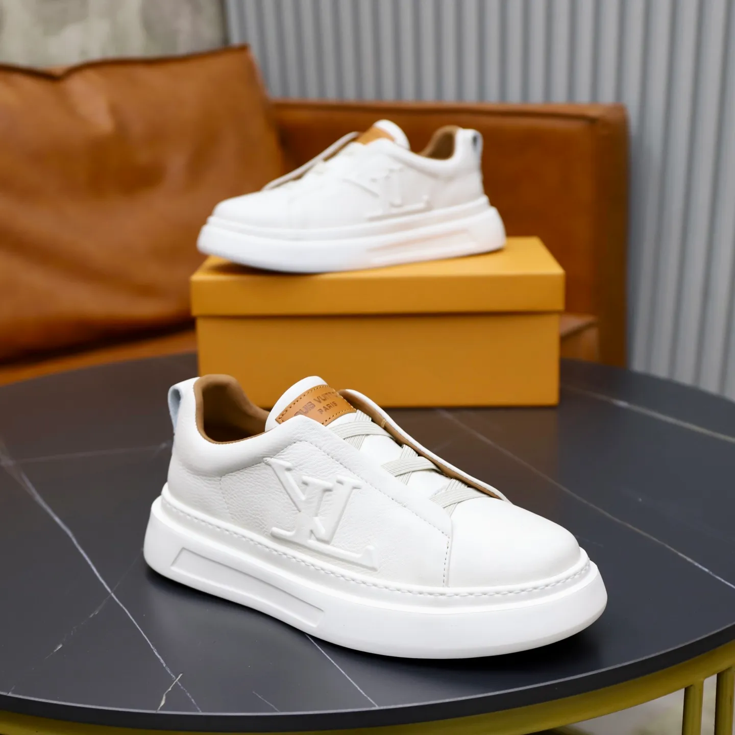 Men's shoes: 480💰🙅‍♂️🙅‍♂️🙅‍♂️ Brand: LV Louis Vuitton Standard code: 38-44 (45 customized) Grade: Same as the official website Material: Original cowhide fabric Comfortable cowhide lining Increased lightness, wear-resistant and soft outsole Style category: Men's fashionable casual shoes Running sneakers Distinguished luxury brand elements Top luxury Color: actual picture color